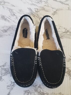 Koolaburra Black Suede-Look Sherpa-Lined Slip-On Moccasins. Size 7.